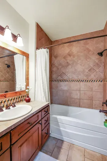 Whether you’re here for the Arling Center, the lifts, or the fairways, the upstairs ensuite is a calm, comfortable place to begin and end each day