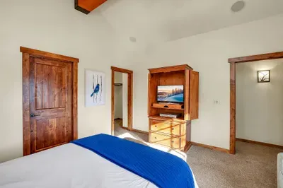 With a queen bed, walk‑in closet, and en‑suite bath, the upstairs suite is ideal for longer stays and guests who like a bit more personal space