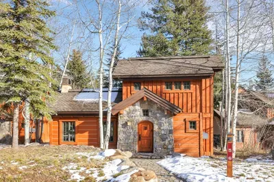 Two true king suites, ski trail access, a fairway backdrop, and a private hot tub—First Tracks + Fairways is all about easy comfort between big days outside