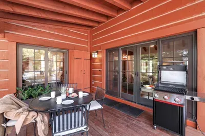 Whether it’s a quick cup of coffee or a long, star‑soaked night, the back patio is built for lingering