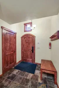 Two king en‑suites, space for seven, and all the comfortable basics you want after big days outside