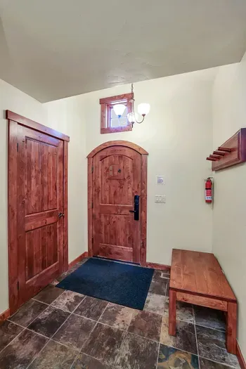 Two king en‑suites, space for seven, and all the comfortable basics you want after big days outside