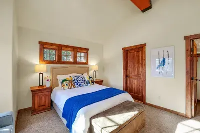 Families and groups love the upstairs suite: grown‑ups get a real bedroom sanctuary while the rest of the crew enjoys the living room below