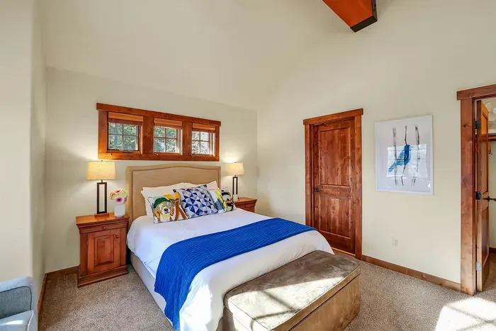 Families and groups love the upstairs suite: grown‑ups get a real bedroom sanctuary while the rest of the crew enjoys the living room below