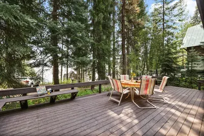 Be inspired! The back deck offers the perfect lake-view setting for incredible al fresco dining or to stir your creativity!