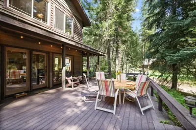Paint, sip, chat, enjoy meals al fresco...you can do it all here