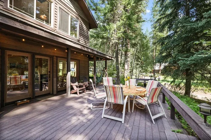 Paint, sip, chat, enjoy meals al fresco...you can do it all here
