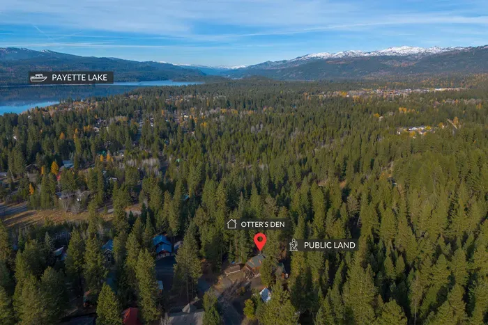 Trailblazer's Paradise: With direct access to forest trails, Otter's Den is your gateway to adventure. Whether you're a hiker, biker, or nature enthusiast, the trails are right at your doorstep