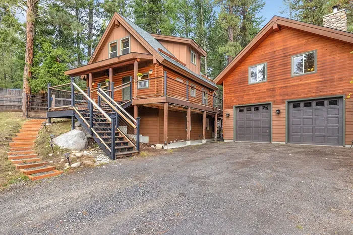 Heart of McCall: Nestled in a serene wooded neighborhood, Otter's Den is just a stone's throw from McCall's vibrant downtown, offering easy access to dining, shopping, and outdoor adventures