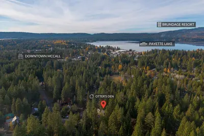 Perfectly Positioned: This aerial perspective highlights how close Otter's Den is to the heart of McCall, with easy access to the vibrant downtown, beautiful Payette Lake, and the slopes of Brundage Mountain Resort