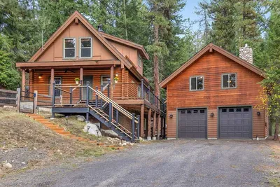 Rustic Retreat + Modern Comfort: Otter's Den offers the perfect balance of cozy log-cabin charm + contemporary amenities, making it an ideal getaway for families + groups (guests do not have garage access but do have access to the bonus room above)