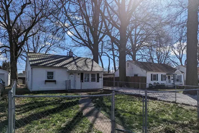 Pet-Friendly 3BR — Fenced Front and Back Yards - image 6 of 11