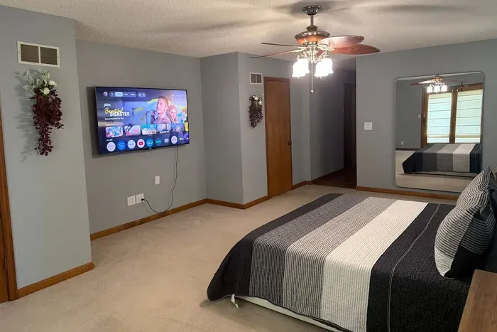 Pool Home with Entertainment Room — 6BR in Evansville, IN - image 24 of 38