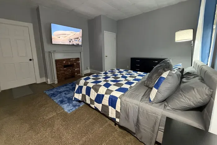 Clean 2BR near US-41 — Laundry, TVs, Work-Ready - image 2 of 11