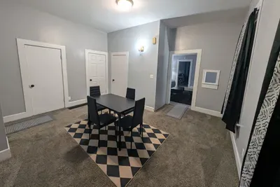 Clean 2BR near US-41 — Laundry, TVs, Work-Ready
