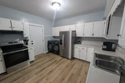 Clean 2BR near US-41 — Laundry, TVs, Work-Ready