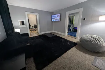 Clean 2BR near US-41 — Laundry, TVs, Work-Ready