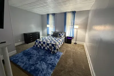 Clean 2BR near US-41 — Laundry, TVs, Work-Ready