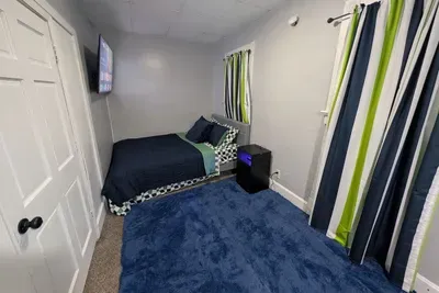 Clean 2BR near US-41 — Laundry, TVs, Work-Ready