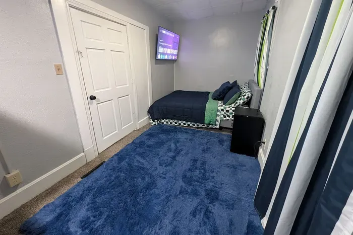 Clean 2BR near US-41 — Laundry, TVs, Work-Ready - image 3 of 11