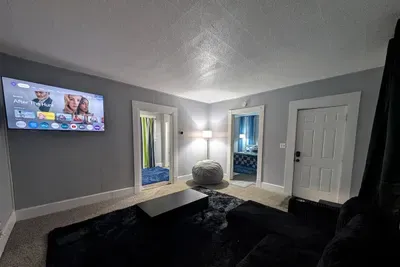 Clean 2BR near US-41 — Laundry, TVs, Work-Ready