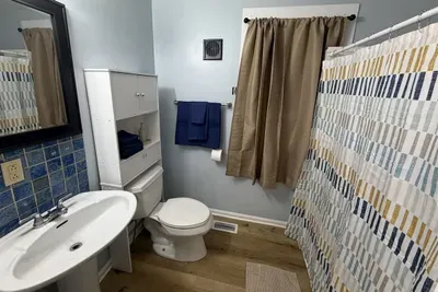 Clean 2BR near US-41 — Laundry, TVs, Work-Ready