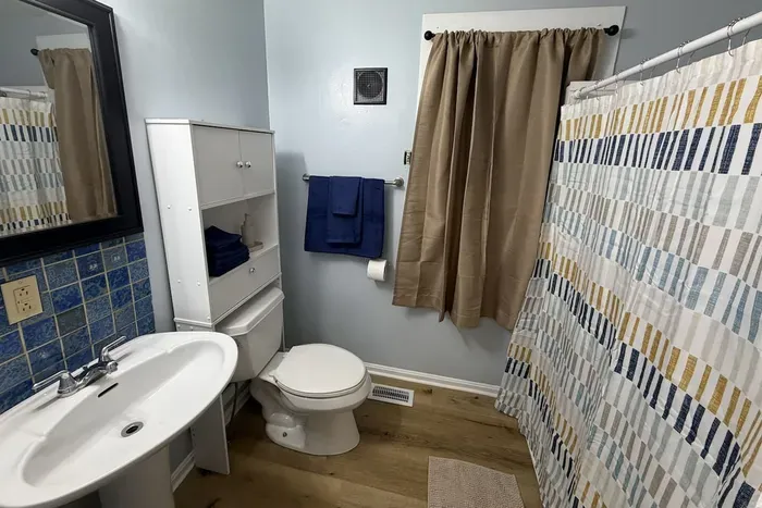 Clean 2BR near US-41 — Laundry, TVs, Work-Ready - image 4 of 11