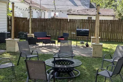 Cozy 2BR with Fenced Yard — Near Ford Center