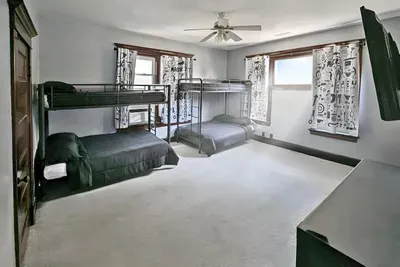 6BR Crew House — Gym, Double Laundry, TVs in Every Room