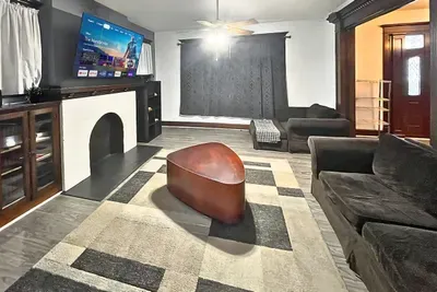 6BR Crew House — Gym, Double Laundry, TVs in Every Room