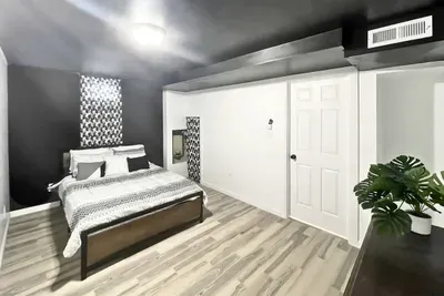6BR Crew House — Gym, Double Laundry, TVs in Every Room
