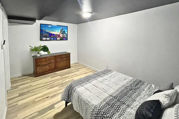 6BR Crew House — Gym, Double Laundry, TVs in Every Room - image 17 of 28