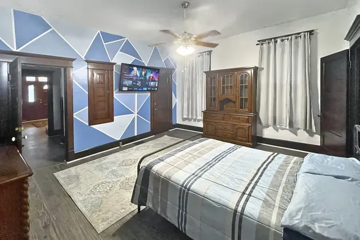 6BR Crew House — Gym, Double Laundry, TVs in Every Room - image 26 of 28