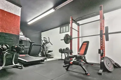 6BR Crew House — Gym, Double Laundry, TVs in Every Room