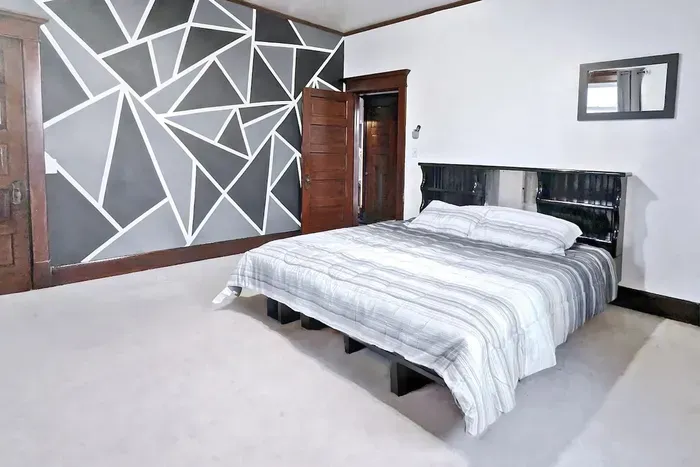 6BR Crew House — Gym, Double Laundry, TVs in Every Room - image 4 of 28