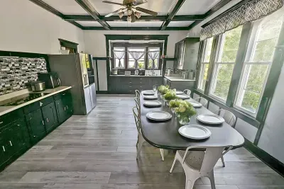 6BR Crew House — Gym, Double Laundry, TVs in Every Room