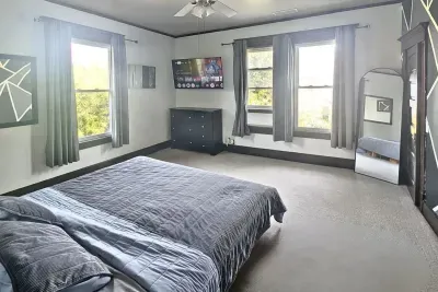 6BR Crew House — Gym, Double Laundry, TVs in Every Room