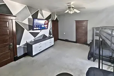 6BR Crew House — Gym, Double Laundry, TVs in Every Room
