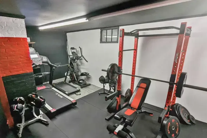 6BR Crew House — Gym, Double Laundry, TVs in Every Room - image 22 of 28