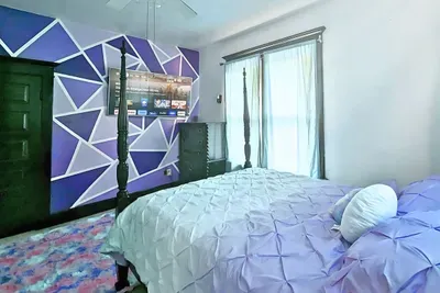 6BR Crew House — Gym, Double Laundry, TVs in Every Room