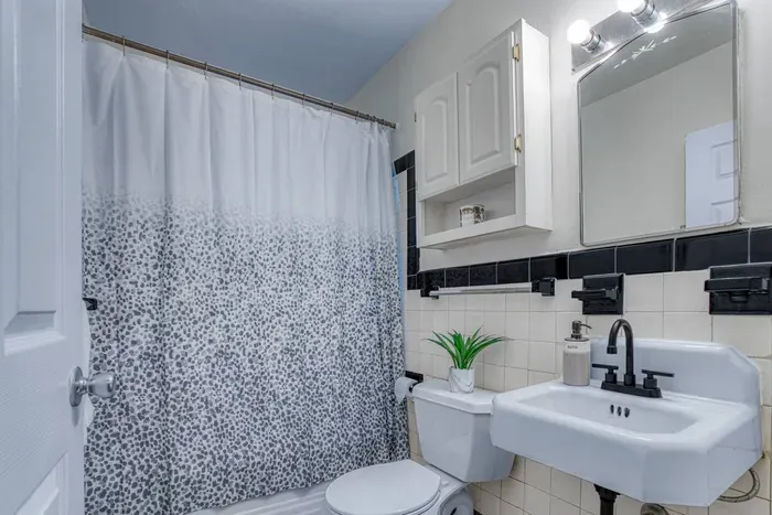 Prime Dilworth Getaway | Minutes to Everything! - image 26 of 29