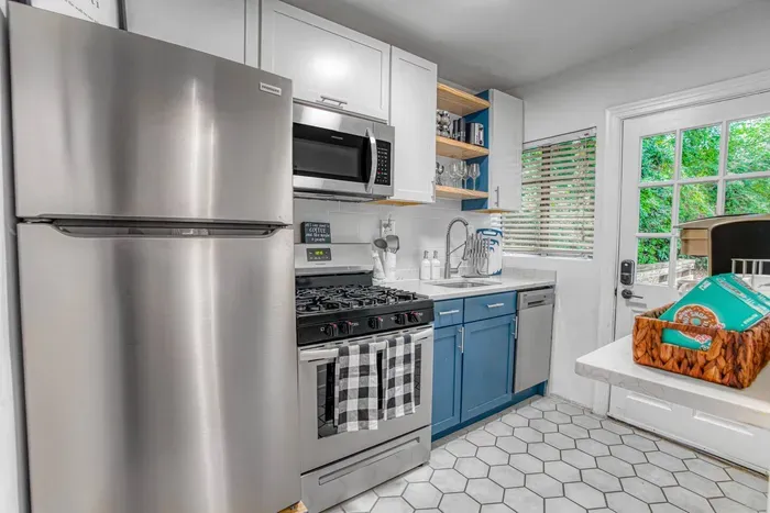 Fully equipped kitchen to enjoy meals together.
