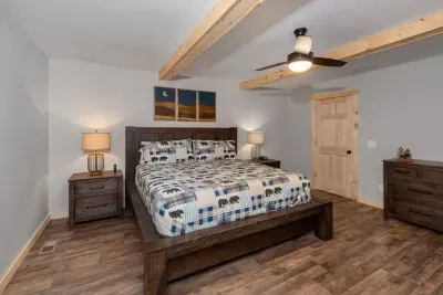 Located on the main level, this master retreat features a super comfy king bed paired with IFD’s San Luis king bed collection, dark blue wildlife décor, and cozy mountain vibes. ️