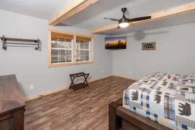 Rest easy and hang up in style — our master bedroom features an industrial-chic pipe clothing rack and two luggage racks to keep your travel essentials organized. ✨