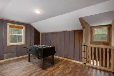 Challenge the family to a foosball match on the 3rd level! A wood gate at the stairs adds extra safety for children while the fun unfolds.