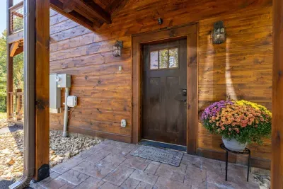 Step into serenity at Rustic Dreamscapes! Keyless entry makes check-in a breeze, so you can start relaxing from the moment you arrive.