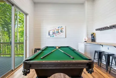 Challenge your crew to a game of pool while enjoying the bright feel of this lakeside game room.  It’s the perfect spot to unwind, connect, and make memories between adventures.