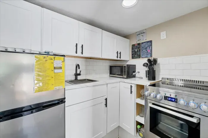 Bright, modern kitchenette with full oven, fridge & essentials