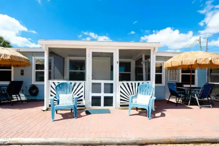 Sunny coastal cottage with screened porch, Adirondacks & tiki dining.