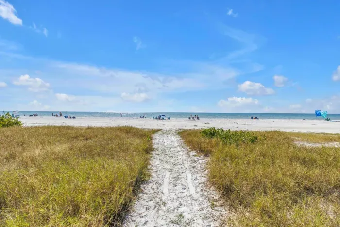 Beachfront Access: Steps away from soft sands and stunning sunsets in Siesta Key, Florida!